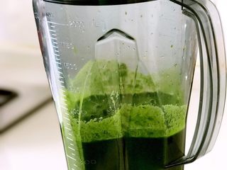 2、素味五彩便当,菠菜放入破壁机加少许水搅打成汁