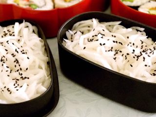 10、素味五彩便当,白萝卜切丝用盐、糖和白醋淹渍，然后表面撒上黑芝麻。