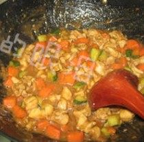 8、酱爆三丁,黄豆酱里再放入一勺清水,炒至酱变得浓稠了,放入炸过的蔬菜和鸡丁转大火翻炒均匀收干酱汁即可出锅。