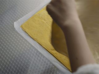 3、榴莲酥和法式千层酥皮制作,将冷藏好的面皮和油酥叠在一起，稍微调整使其大小一致。