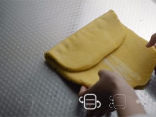 4、榴莲酥和法式千层酥皮制作,重复以上步骤，先在三分之一处对折。