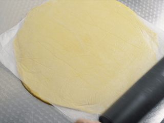 7、榴莲酥和法式千层酥皮制作,将酥皮擀至6mm厚度。