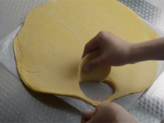 8、榴莲酥和法式千层酥皮制作,切割出喜欢的形状。然后用擀面杖将皮的中间部位擀至3mm厚，使其呈两边厚，中间薄的状态。