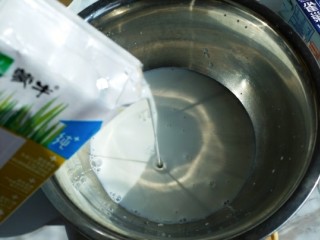 2、全蛋版蛋挞,干净的盆里倒入牛奶。