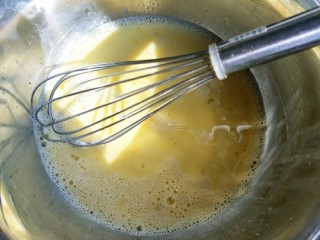 5、全蛋版蛋挞,搅拌均匀。