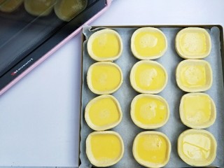 9、全蛋版蛋挞,倒入过筛好的蛋挞液，九分满即可。