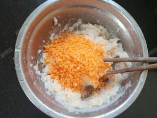 5、磷虾蛋卷,将胡萝卜碎加入磷虾肉中