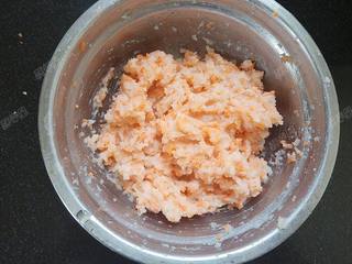 6、磷虾蛋卷,加入一勺香油搅拌均匀