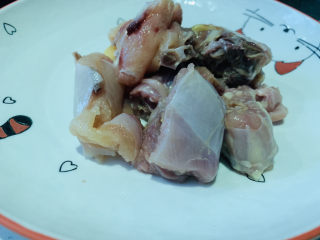 1、杏鲍菇烧鸡块,鸡肉洗净，切块；