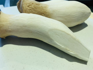 2、杏鲍菇烧鸡块,杏鲍菇洗净；