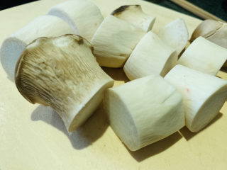 3、杏鲍菇烧鸡块,切大块；