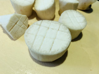 4、杏鲍菇烧鸡块,划十字，不要切断；