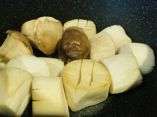 5、杏鲍菇烧鸡块,锅里加食用油，把杏鲍菇划十字口的面煎微焦，然后盛出先放碗里；