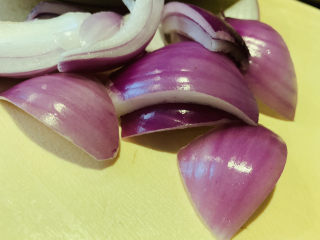 6、杏鲍菇烧鸡块,洋葱切块；