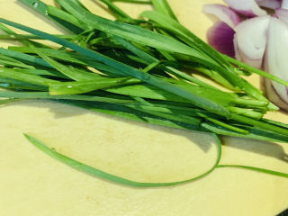 7、杏鲍菇烧鸡块,蒜叶洗净；