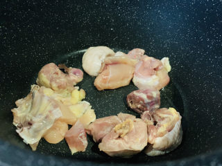 8、杏鲍菇烧鸡块,锅里加油，倒入鸡块；