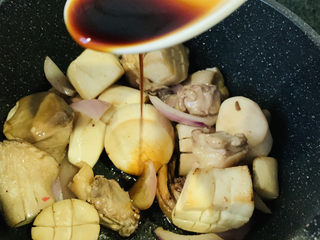 11、杏鲍菇烧鸡块,炒香，加1勺酱油；