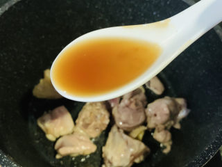 9、杏鲍菇烧鸡块,大火炒香，加料酒炝锅；