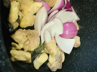 10、杏鲍菇烧鸡块,加洋葱；