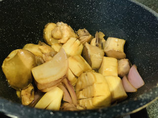 12、杏鲍菇烧鸡块,翻炒均匀；