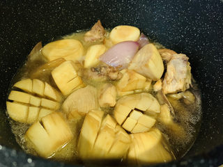 14、杏鲍菇烧鸡块,翻炒均匀，加适量清水；