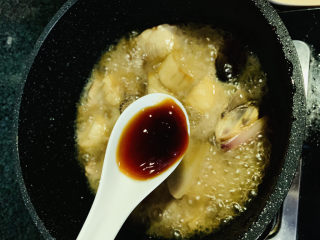 16、杏鲍菇烧鸡块,汁剩一半时，加蚝油；