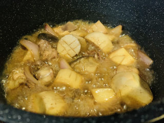 17、杏鲍菇烧鸡块,搅拌均匀；