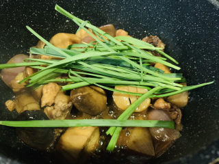 18、杏鲍菇烧鸡块,加蒜叶，炒断生；