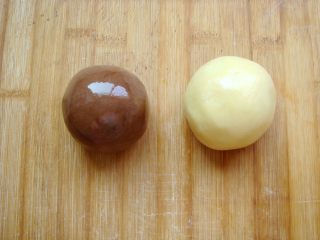 6、琵琶烧果子,砧板抹上少许油防沾,会很好操作。取出面团,稍微和几下使表面光滑。