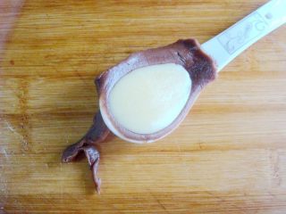 11、琵琶烧果子,用刮板轻压,再用大拇指按着边,去掉多余的边角,毛糙的周边轻轻按几下就变的光滑了。