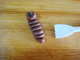 14、琵琶烧果子,最顶端处用圆球状物轻压,再用齿状物压几道,做琴颈。