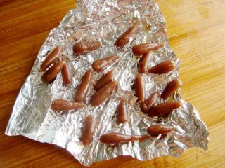 19、琵琶烧果子,多做几个,放到锡纸上拿取方便,因为太小易熟用锡纸盖上。依次做好全部放入烤盘,烤箱提前预热,上160度,下150度,放中层烤十分钟。