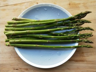 1、菌类料理+鲜掉眉毛的炒三鲜(芦笋杏鲍菇干贝),芦笋洗净。