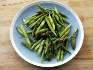 2、菌类料理+鲜掉眉毛的炒三鲜(芦笋杏鲍菇干贝),切滚刀。