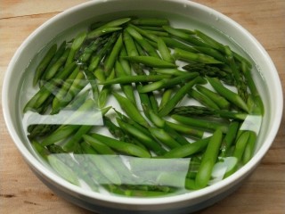 4、菌类料理+鲜掉眉毛的炒三鲜(芦笋杏鲍菇干贝),捞出放凉水中浸泡，炒前沥干。