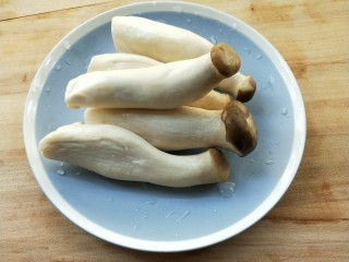 5、菌类料理+鲜掉眉毛的炒三鲜(芦笋杏鲍菇干贝),杏鲍菇洗净。