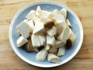 6、菌类料理+鲜掉眉毛的炒三鲜(芦笋杏鲍菇干贝),切滚刀。