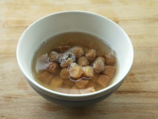 7、菌类料理+鲜掉眉毛的炒三鲜(芦笋杏鲍菇干贝),提前把干贝加料酒和清水，送微波炉叮2-3分钟，泡开干贝。