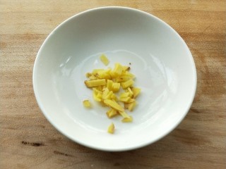 8、菌类料理+鲜掉眉毛的炒三鲜(芦笋杏鲍菇干贝),准备姜末。