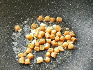 9、菌类料理+鲜掉眉毛的炒三鲜(芦笋杏鲍菇干贝),起油锅，放姜末煸一下，倒入干贝小火煸炒。