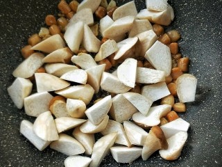 10、菌类料理+鲜掉眉毛的炒三鲜(芦笋杏鲍菇干贝),倒入杏鲍菇。