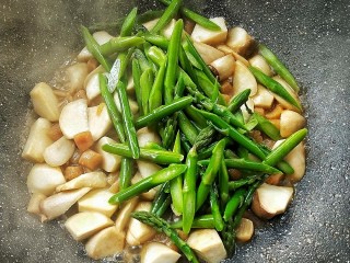 13、菌类料理+鲜掉眉毛的炒三鲜(芦笋杏鲍菇干贝),待杏鲍菇熟，倒入沥干的芦笋。