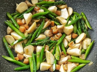 14、菌类料理+鲜掉眉毛的炒三鲜(芦笋杏鲍菇干贝),加适量鸡汁，白糖调味，迅速翻炒均匀，关火。