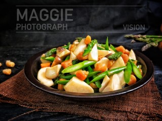 15、菌类料理+鲜掉眉毛的炒三鲜(芦笋杏鲍菇干贝),盛盘。