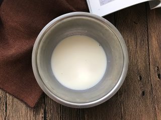 2、彩虹慕斯蛋糕,牛奶加热后放入泡好的吉利丁片,两分钟后就会融化。