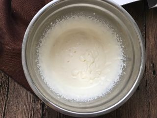 3、彩虹慕斯蛋糕,淡奶油加40克糖粉打发到6分发。