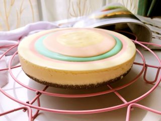 9、彩虹慕斯蛋糕,冻好脱模。