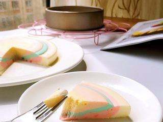 10、彩虹慕斯蛋糕,切块品尝吧~