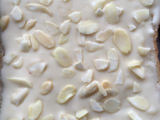 7、四种方式吃吐司,撒上适量的杏仁片