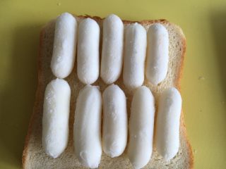 14、四种方式吃吐司,芝士吐司：买的现成的芝士小年糕，比划着吐司大小，先看看需要放几条就用几条